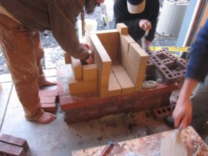 A vertical throat/slot/nozzle in the middle of the firebox